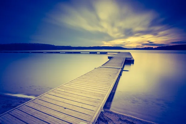 Západ slunce nad klidné jezero — Stock fotografie