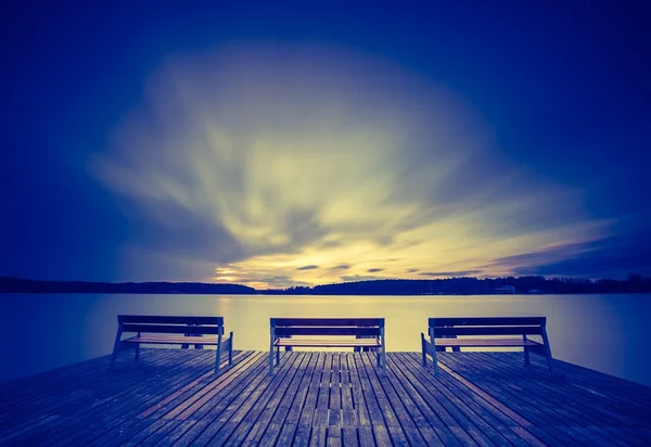 Pôr do sol sobre lago calmo — Fotografia de Stock