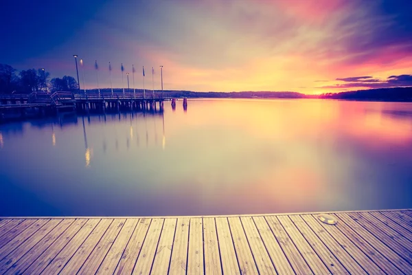 Solnedgång över lugn lake — Stockfoto