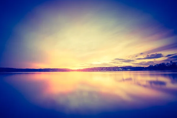 Piękny zachód słońca nad spokojnym jeziorem — Zdjęcie stockowe