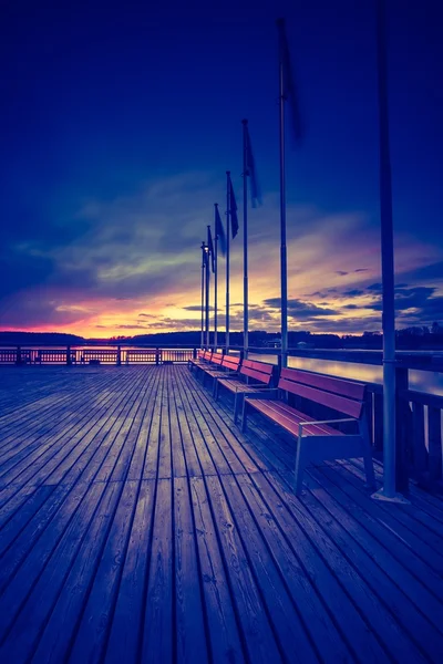 Pôr do sol sobre lago calmo — Fotografia de Stock