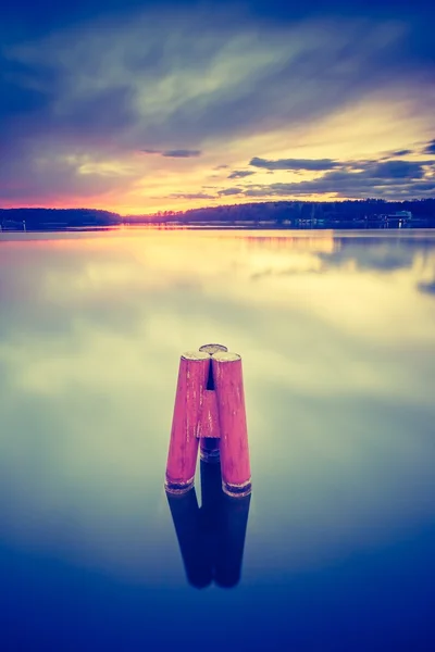 Belo pôr do sol sobre lago calmo — Fotografia de Stock