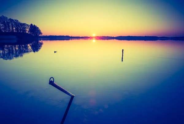 Mooie zonsondergang over rustig meer — Stockfoto