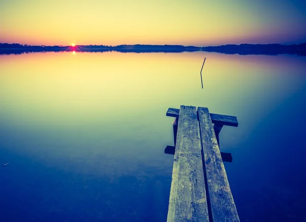 Belo pôr do sol sobre lago calmo — Fotografia de Stock