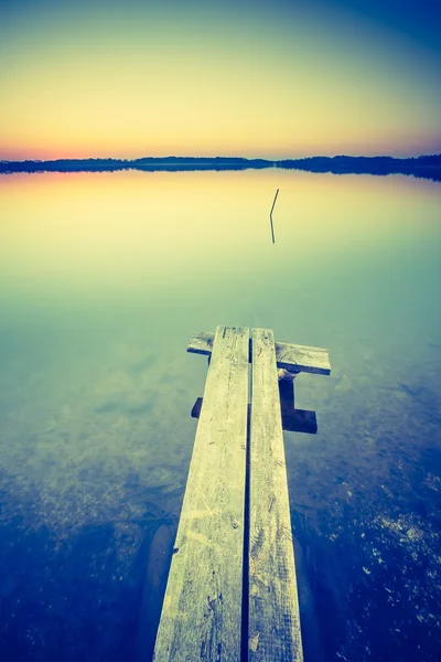 Belo pôr do sol sobre lago calmo — Fotografia de Stock