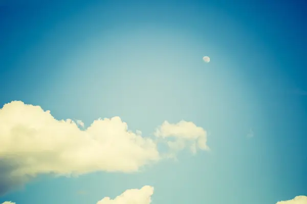 Cielo con nubes blancas — Foto de Stock