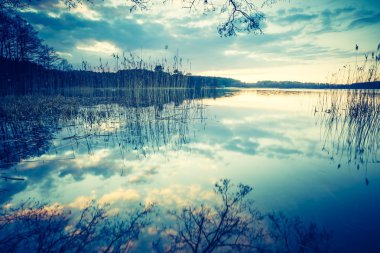 Sakin göl üzerinden günbatımı