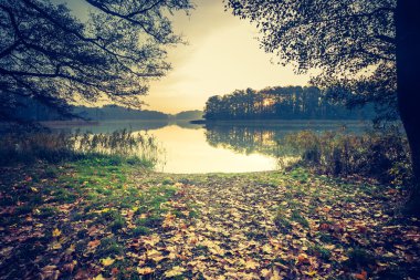 Sakin göl üzerinden günbatımı