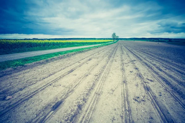 Geploegd veld in rustige platteland — Stockfoto