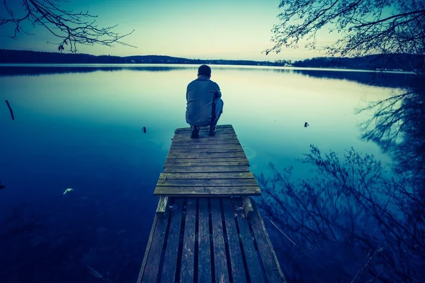 Person auf Holzsteg — Stockfoto