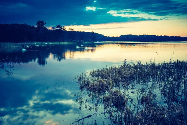Západ slunce nad klidné jezero — Stock fotografie
