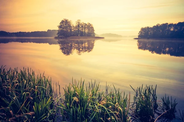 Solnedgång över lugn lake — Stockfoto