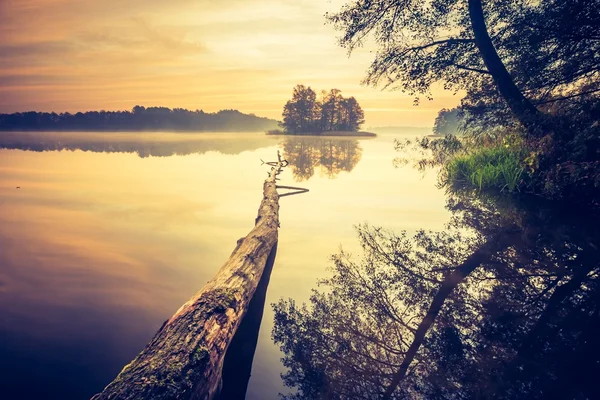 Solnedgång över lugn lake — Stockfoto