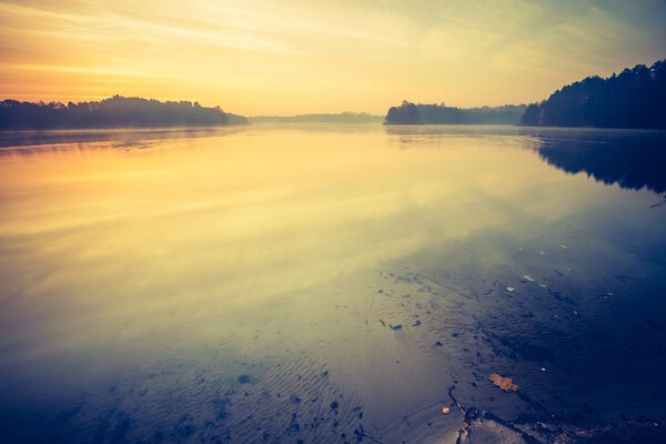 Закат над спокойным озером
