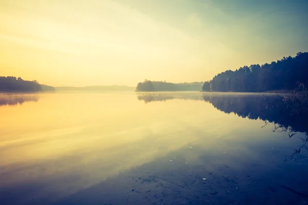 Solnedgång över lugn lake — Stockfoto