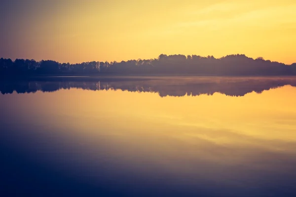 Pôr do sol sobre lago calmo — Fotografia de Stock