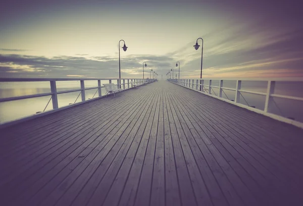 Zeegezicht met houten pier. — Stockfoto