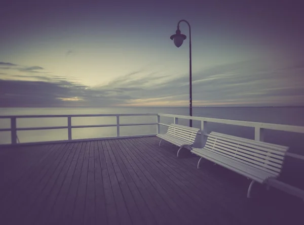 Zeegezicht met houten pier. — Stockfoto