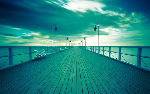 ahşap iskele ile deniz manzarası.