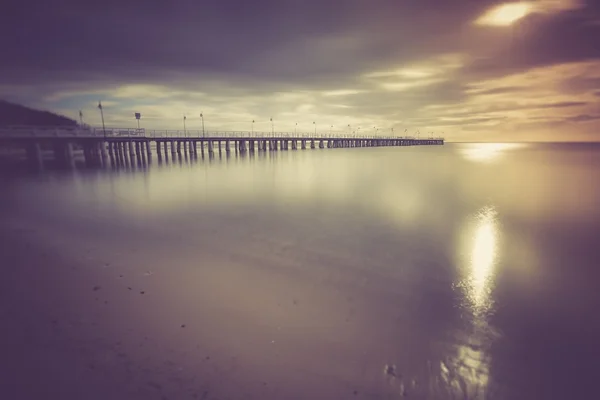 Zeegezicht met houten pier. — Stockfoto