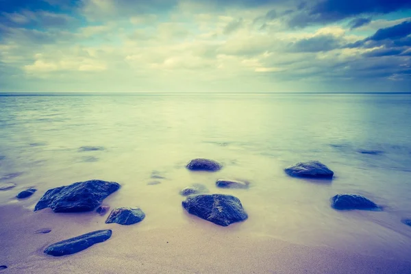 Rotsachtige kust — Stockfoto