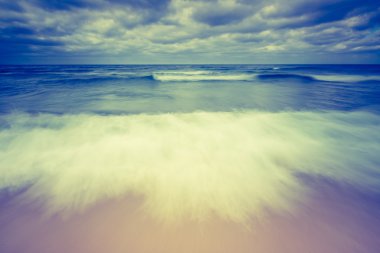 güzel bir bulutlu gökyüzü ile plaj