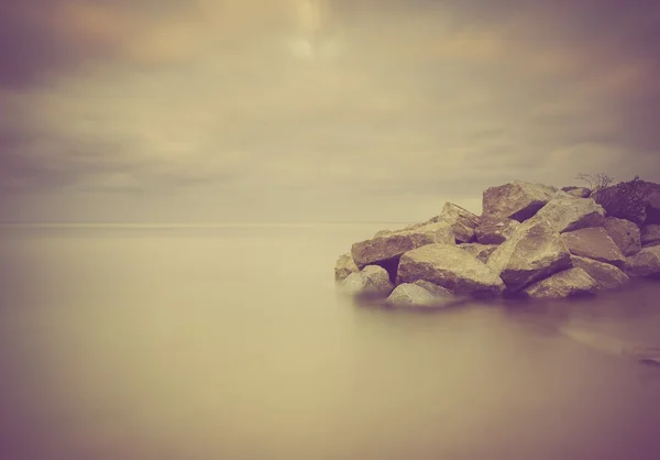 Rotsachtige kust — Stockfoto