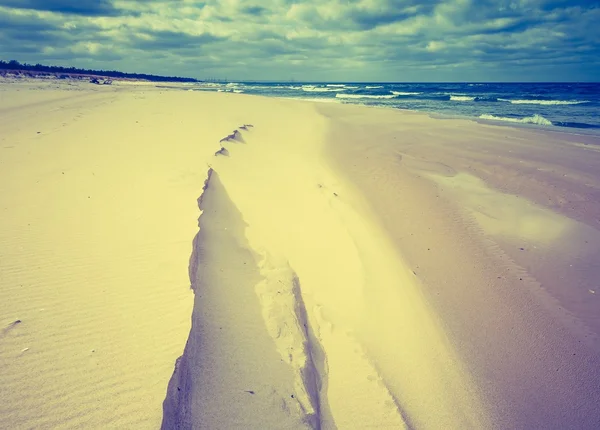 Belle plage avec ciel nuageux — Photo