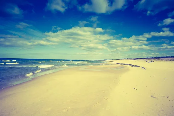 Bela praia com céu nublado — Fotografia de Stock