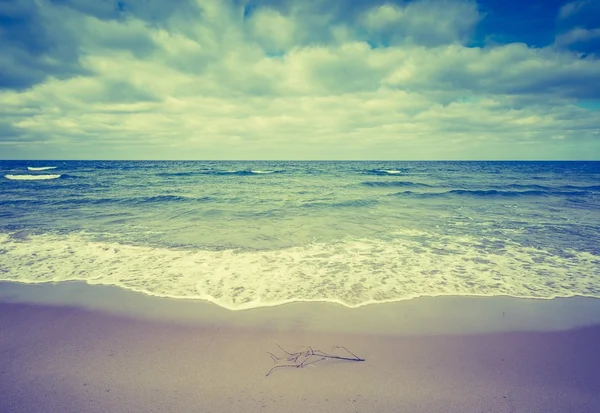 Strand met bewolkte hemel — Stockfoto