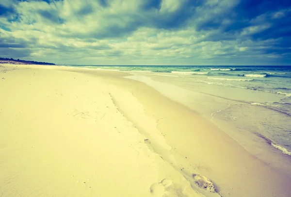 Bela praia com céu nublado — Fotografia de Stock