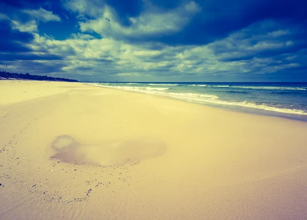 Vacker strand med mulen himmel — Stockfoto