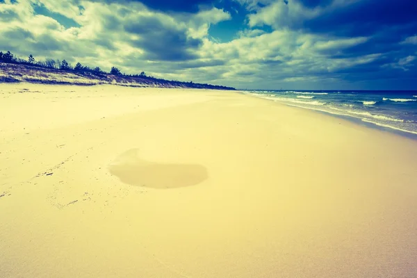 Belle plage avec ciel nuageux — Photo