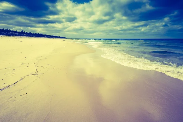 Vacker strand med mulen himmel — Stockfoto