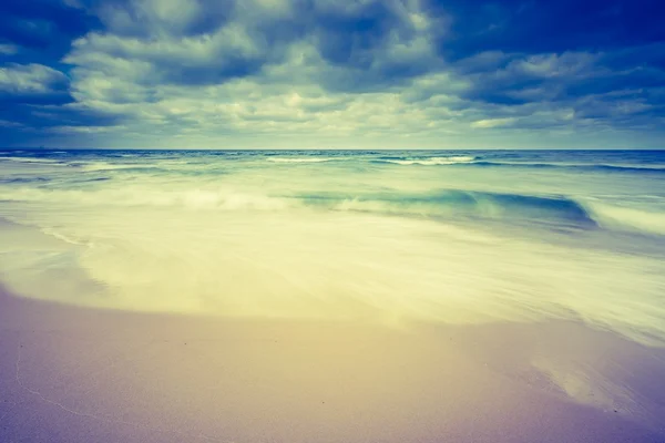 Belle plage avec ciel nuageux — Photo