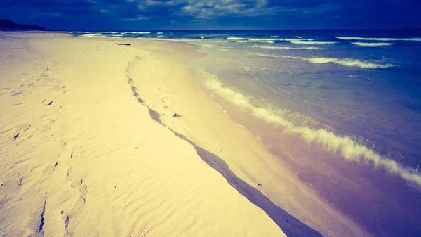 Piękna plaża z pochmurnego nieba — Zdjęcie stockowe