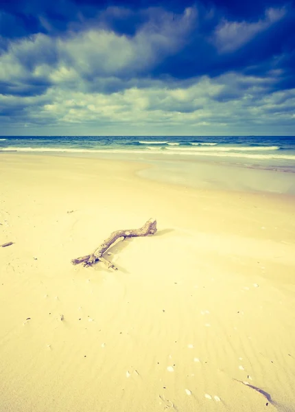 Piękna plaża z pochmurnego nieba — Zdjęcie stockowe