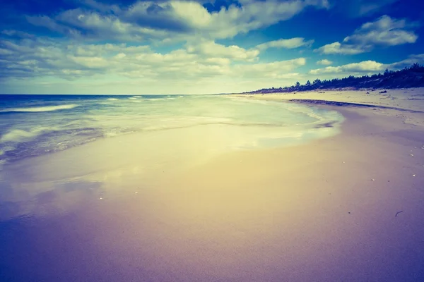 Belle plage avec ciel nuageux — Photo