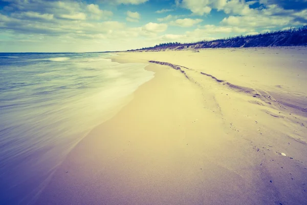 Vacker strand med mulen himmel — Stockfoto