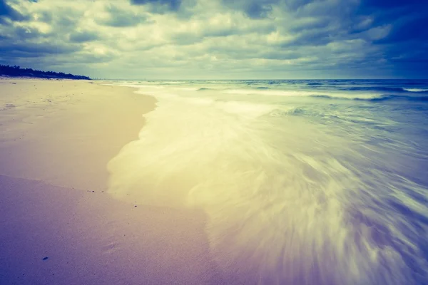 Красивый пляж с облачным небом — стоковое фото