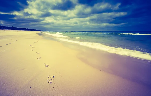 Beautiful beach with cloudy sky — Stock Photo, Image