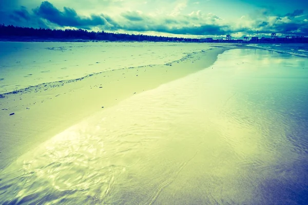 Hermosa playa con cielo nublado —  Fotos de Stock