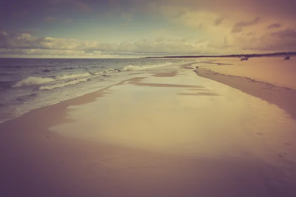 흐린 하늘 아름 다운 해변 — 스톡 사진
