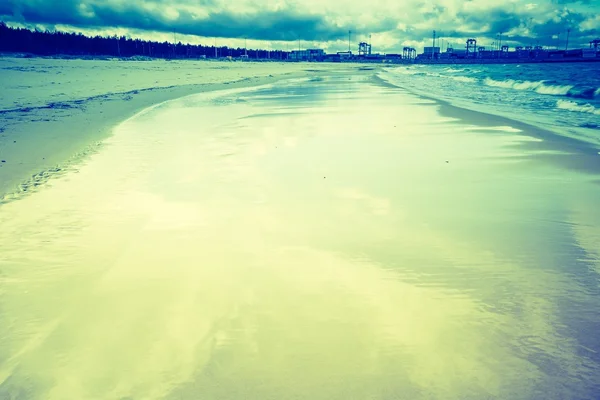 Vacker strand med mulen himmel — Stockfoto