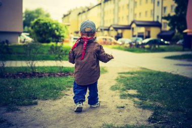 açık havada oynayan küçük çocuk.