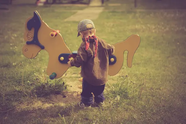 Bambino che gioca all'aperto . — Foto Stock