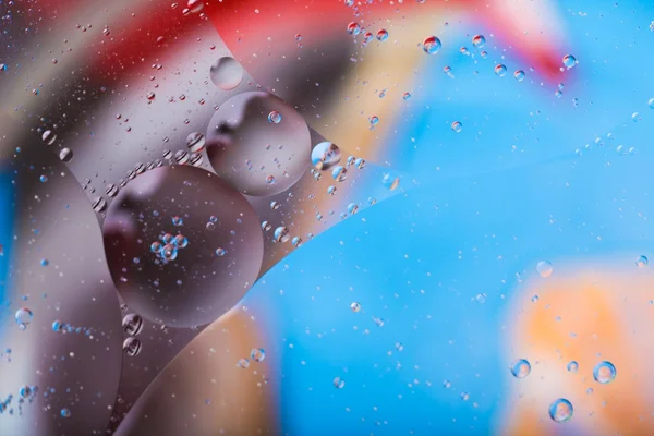 Öltropfen auf der Wasseroberfläche — Stockfoto