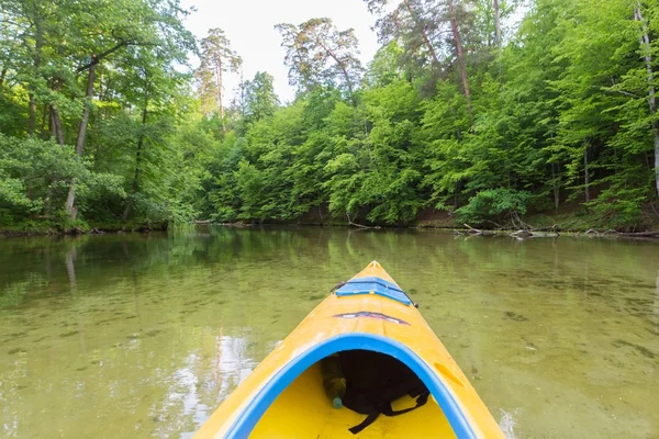 Kayak au bord de la rivière Krutynia en Pologne — Photo