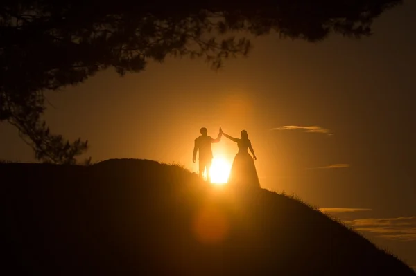 Couple standing on hill. — Stock Photo, Image