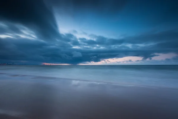 Baltic shore with dramatic sky — Zdjęcie stockowe